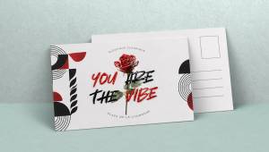 Carte postale personnalisée haut de gamme imprimée sur papier de qualité avec finitions premium ( pelliculage, vernis sélectif ou 3D, dorure or, argent, rouge ou holographique), idéale pour une communication professionnelle, une campagne publicitaire ou l’envoi de messages personnalisés.