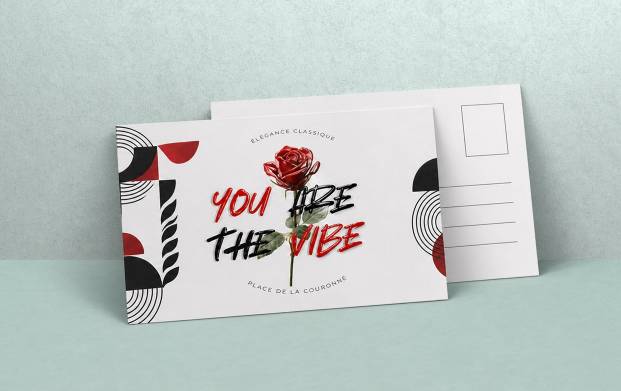 Carte postale personnalisée haut de gamme imprimée sur papier de qualité avec finitions premium ( pelliculage, vernis sélectif ou 3D, dorure or, argent, rouge ou holographique), idéale pour une communication professionnelle, une campagne publicitaire ou l’envoi de messages personnalisés.