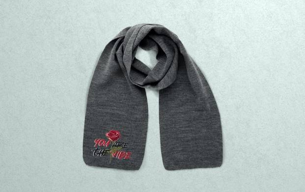 Écharpe personnalisée en polyester RPET avec logo brodé à une extrémité