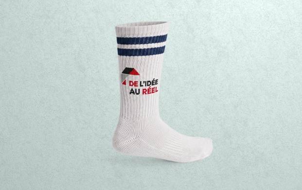 Paire de chaussettes de sport blanches personnalisées avec motif brodé et banderole bleu marine