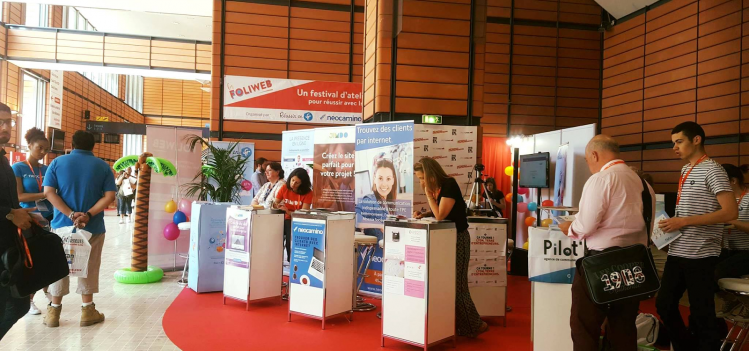 Un salon professionnel est un rendez-vous important avec ses clients. Il est donc primordial d'avoir les supports de communication adaptés comme le roll up, les affiches, les flyers, les badges... Pour vos évènement de salon, marquez les esprits grâce à des supports de communication adaptés