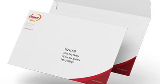 Une enveloppe personnalisée avec votre logo et à vos couleurs offre un impact visuel à votre mailing.