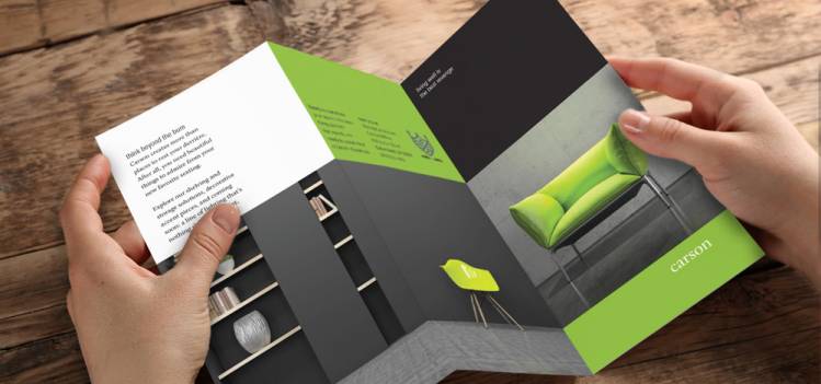 La brochure est un support publicitaire qui est composé de feuillets reliés par des agrafes ou bien à l’aide de colle PUR.