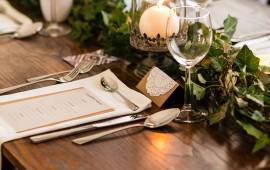 Sublimez votre réception avec un menu de mariage au design soigné. Nos experts du Studio Créa COPYTOP vous guident pour créer un menu en harmonie avec votre thème, alliant esthétique et praticité. Le choix idéal pour une table élégante et raffinée.