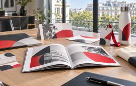 Cartes, brochure, dossiers de présentation, invitation, badge, sac et gourde personnalisés dans un bureau élégant à Neuilly-sur-Seine.