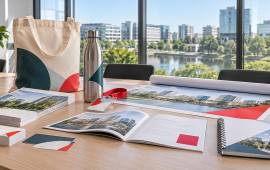 Cartes de visite, brochures, rapport relié, affiche, badge et gourde personnalisée dans un bureau moderne à Créteil.