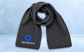 Écharpe grise personnalisée avec un logo d'entreprise, accessoire textile pour l'hiver