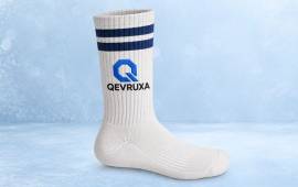 Chaussette blanche à rayures bleues personnalisée avec un logo d'entreprise