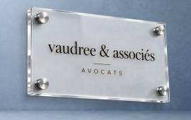 Plaque professionnelle élégante portant le nom d'un cabinet d'avocats, idéale pour identifier et valoriser l'entrée de ses locaux.