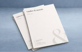 Feuilles de papier à en-tête A4 avec logo et coordonnées d'un cabinet d'avocats pour une correspondance professionnelle soignée.