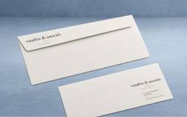 Enveloppes professionnelles blanches imprimées avec le logo d'un cabinet d'avocats pour des courriers à son image.