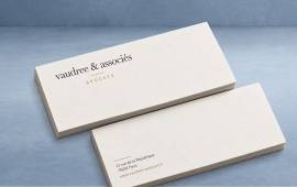 Cartes de correspondance élégantes imprimées avec le logo d'un cabinet d'avocats pour des échanges professionnels soignés.