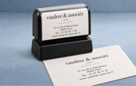 Tampon encreur professionnel personnalisé avec le nom et les coordonnées d'un cabinet d'avocats pour identifier les documents administratifs.