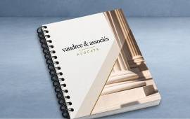 Dossier A4 portrait personnalisé avec le logo d'un cabinet d'avocats et une reliure spirale noire pour présenter des documents juridiques.