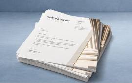 Pile de documents A4 imprimés et personnalisés pour un cabinet d'avocats, idéale pour les dossiers et correspondances professionnelles.