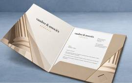 Pochette à rabats personnalisée avec le logo d'un cabinet d'avocats, ouverte pour présenter et protéger des documents professionnels.