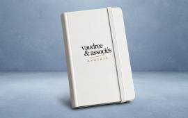 Carnet de notes A5 avec couverture rigide, élastique et logo d'un cabinet d'avocats, idéal pour les réunions et rendez-vous clients.