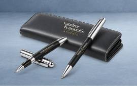 Coffret élégant avec deux stylos noirs personnalisés au nom d'un cabinet d'avocats, une attention raffinée pour les clients et collaborateurs.
