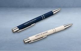 Deux stylos à bille élégants personnalisés avec le logo d'un cabinet d'avocats, parfaits pour les rendez-vous et signatures.