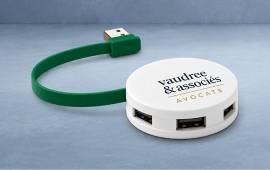Hub USB rond blanc avec plusieurs ports et le logo d'un cabinet d'avocats, un accessoire pratique pour le bureau.