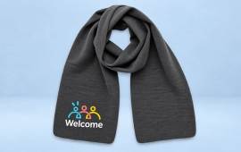 Écharpe grise personnalisée avec le logo Welcome, un cadeau textile pour les collaborateurs en hiver.