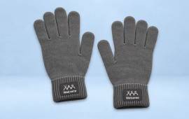 Paire de gants gris avec étiquettes personnalisées au logo de l'entreprise, pour les cadeaux CSE d'hiver.