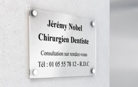 Personnalisez votre plaque professionnelle avec vos coordonnées pour que vos clients vous trouvent.