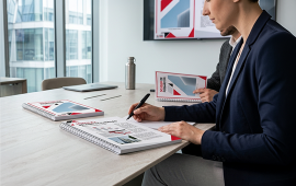 Dossier de formation relié avec couverture personnalisée, conçu pour l'impression de supports pédagogiques professionnels. Idéal pour les organismes de formation, entreprises et centres de formation souhaitant imprimer des manuels, cours et documents de formation avec une reliure de qualité.