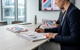 Dossier de formation relié avec couverture personnalisée, conçu pour l'impression de supports pédagogiques professionnels. Idéal pour les organismes de formation, entreprises et centres de formation souhaitant imprimer des manuels, cours et documents de formation avec une reliure de qualité.