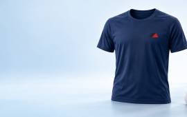 Sélection de produits personnalisables comprenant un T-shirt, une chaussette de sport, une gourde et un sac de sport avec logo.